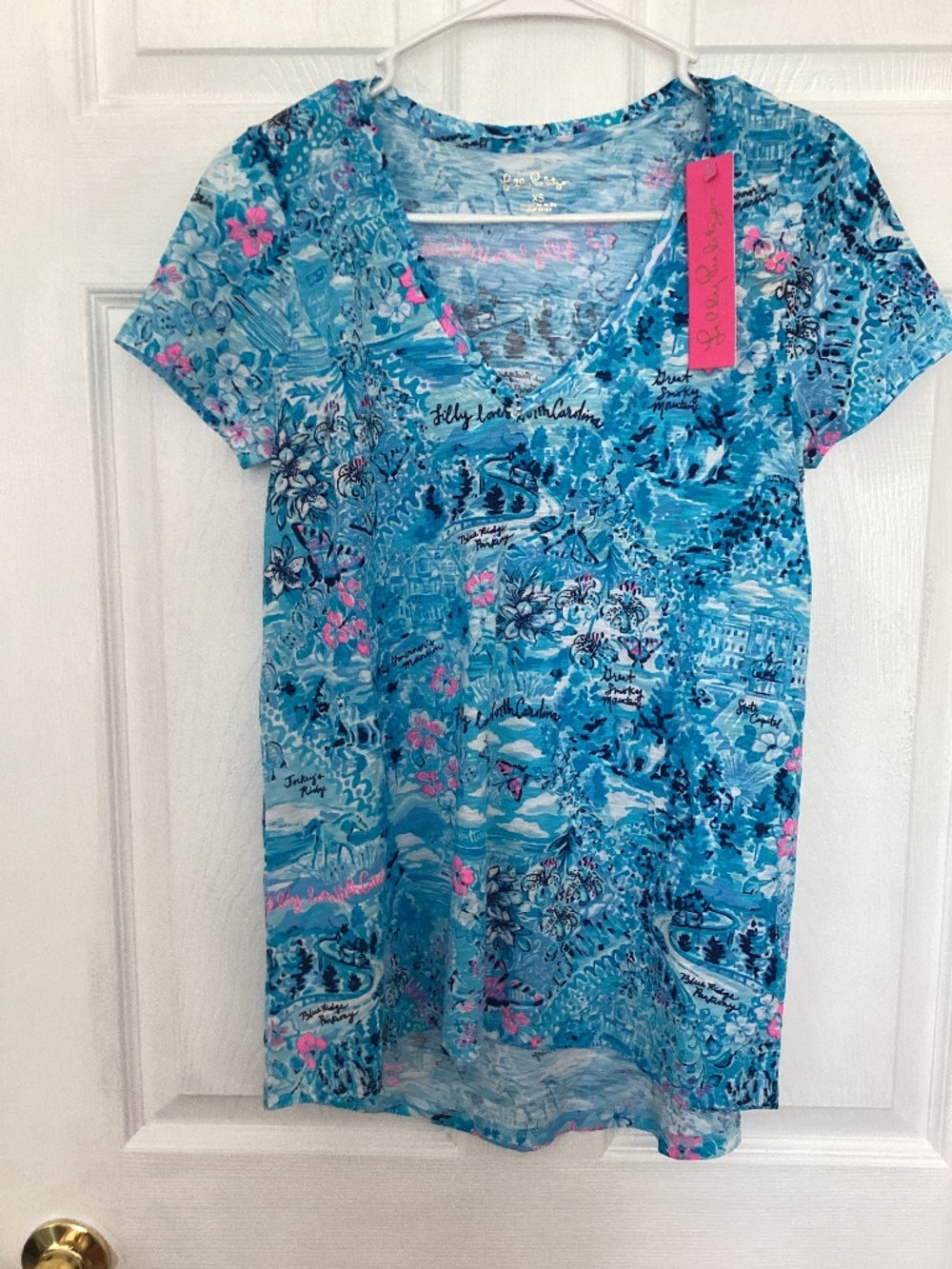 Lilly Pulitzer Etta V-Neck Tee Loves North Carolina Print Size XS NWT Vacation
